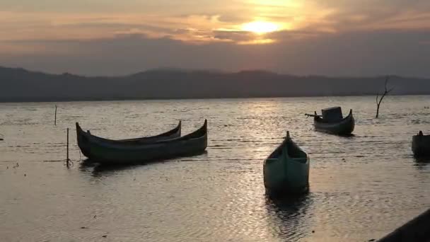 日没時に湖でボート リンボト湖の水上に浮かぶボート インドネシア ゴロンタロ — ストック動画