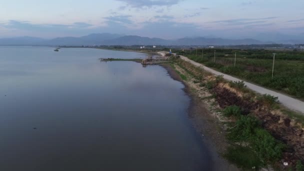 Воздушный Вид Озеро Лимбото Горонтало Индонезия Новая Дорога Вдоль Берега — стоковое видео