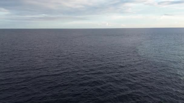 Mavi Denizin Havadan Görünüşü Berrak Gökyüzü — Stok video