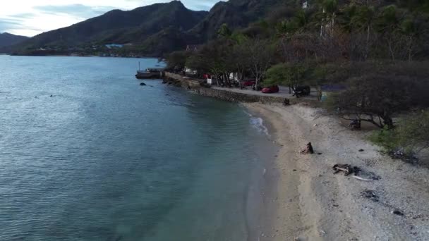 Vedere Aeriană Oamenilor Care Îmbăiază Soare Înotând Jucând Jocuri Plajă — Videoclip de stoc