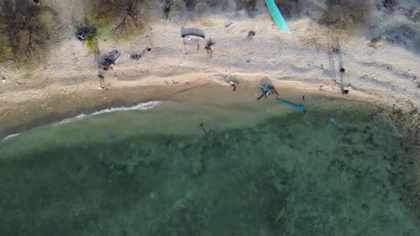 Güneşte Yıkanan Yüzen Kumsalda Oyun Oynayan Insanların Havadan Görünüşü Kumsaldaki — Stok video