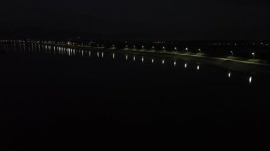 Geceleri ıssız bir caddenin havadan görünüşü. Gorontalo-Endonezya 'nın Limboto Gölü kıyısındaki sokak lambalarının hava manzarası.