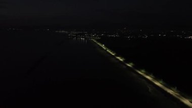 Geceleri ıssız bir caddenin havadan görünüşü. Gorontalo-Endonezya 'nın Limboto Gölü kıyısındaki sokak lambalarının hava manzarası.