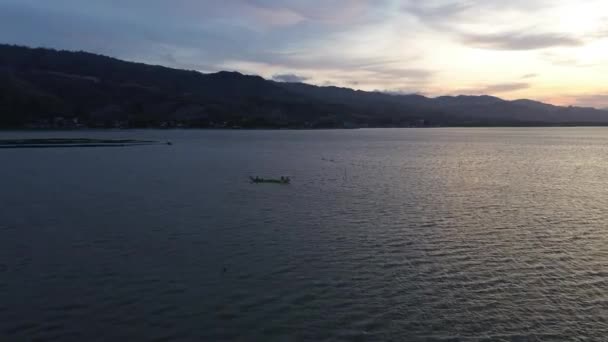 在湖中看到一个渔夫在他的船上 — 图库视频影像
