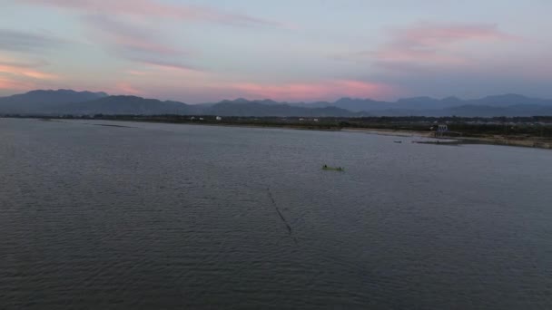 湖の彼のボート上の漁師の空中ビュー — ストック動画