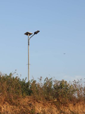 Açık bir gökyüzü arkaplan karşısında sokak ışıkları