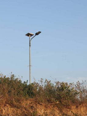 Açık bir gökyüzü arkaplan karşısında sokak ışıkları