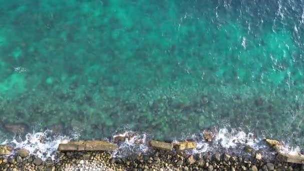 Mavi Denizli Çakıl Taşı Kumsalının Havadan Görünüşü — Stok video