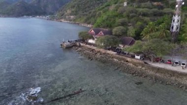 Gorontalo, Endonezya 'daki Kurunai sahilinin havadan görünüşü, eski binalar ve turistler. Turistler yaz yolculuğunun tadını çıkarıyor