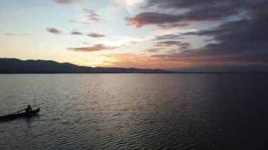 Göldeki teknesinde bir balıkçının hava görüntüsü.