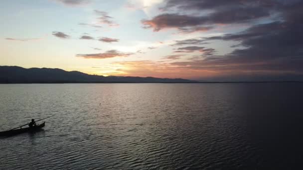 Вид Воздуха Рыбака Лодке Озере — стоковое видео
