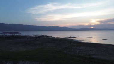 Gorontalo Limboto Gölü kıyısında piknik yapan insanların hava manzarası.