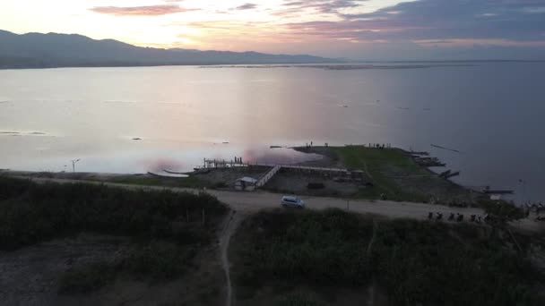 Vista Aérea Pessoas Desfrutando Piquenique Costa Lago Limboto Gorontalo — Vídeo de Stock