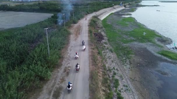 Letecký Pohled Motocyklové Jezdce Jedoucí Silnici Přes Jezero Limboto Letecký — Stock video