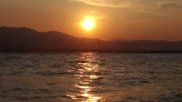 湖の美しい黄金の日没のタイムラウンド — ストック動画