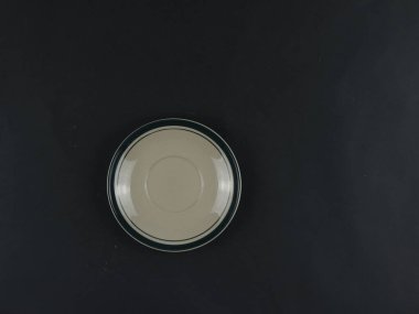 seramik plaka siyah arkaplanda izole edildi