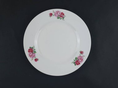 Siyah arkaplanda beyaz plaka izole