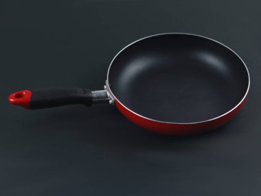 kızartma tavası siyah arkaplanda izole edildi