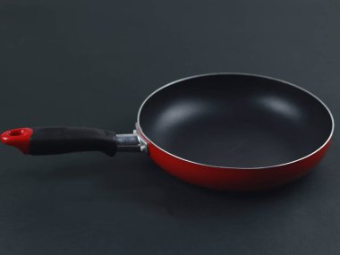 kızartma tavası siyah arkaplanda izole edildi