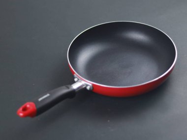 kızartma tavası siyah arkaplanda izole edildi