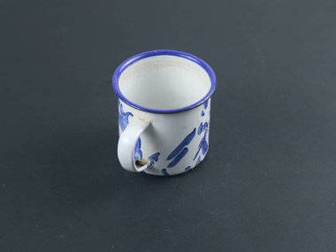 emaye kupası siyah arkaplanda izole edildi