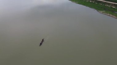 Göldeki teknesinde bir balıkçının hava görüntüsü.
