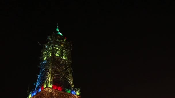 林波托皇家塔或帕卡亚塔在晚上 雄伟的林波托塔常被称为与埃菲尔铁塔相似 — 图库视频影像