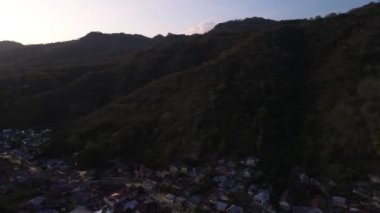 Dağların Ardında Gün Doğumu 'nun hava görüntüsü. Gorontalo, Endonezya 'nın Gündoğumu Şehri, Dağların Ardında Güneş Doğuyor