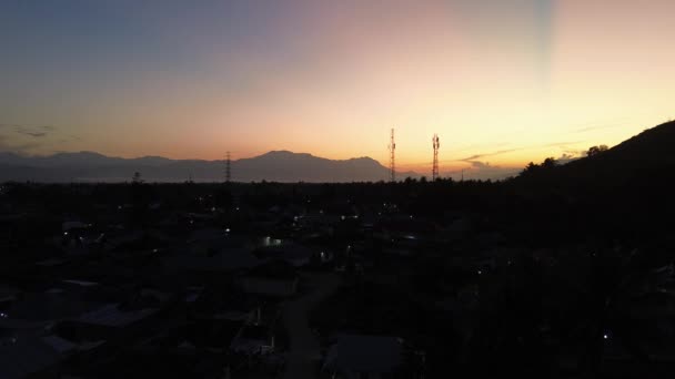 山の背後にある日の出の空中ビュー インドネシアのゴロンタロの日の出都市 山の後ろに太陽が昇る — ストック動画