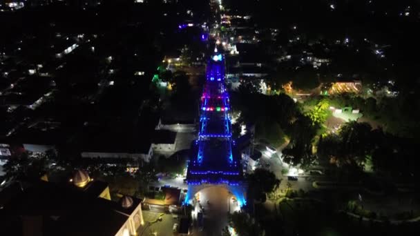 Вид Воздуха Башню Императора Лимбото Башню Пакая Ночью Величественная Башня — стоковое видео