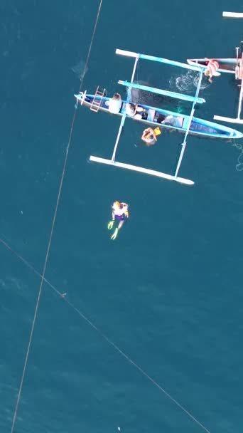 Vertical Footage Whale Sharks Interacting Tourists Boat Вид Воздуха Туристическую — стоковое видео