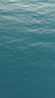Güneşli bir günde Mavi Suyla Geniş Okyanusun Dikey Hava Görüntüsü