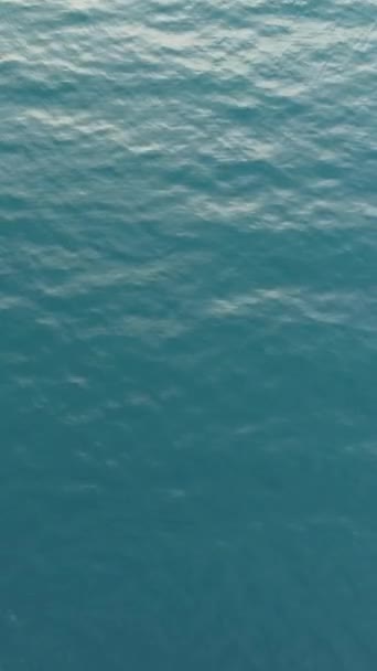 Imágenes Aéreas Verticales Amplio Océano Con Agua Azul Día Soleado — Vídeos de Stock