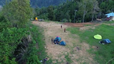 Dağın tepesindeki dağcı çadırı. Arang Dağı 'nın tepesindeki kamp alanının atmosferi.