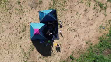 Dağın tepesindeki dağcı çadırı. Arang Dağı 'nın tepesindeki kamp alanının atmosferi.