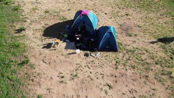 登山者在山顶的帐篷 阿朗峰顶上露营地的气氛 — 图库视频影像