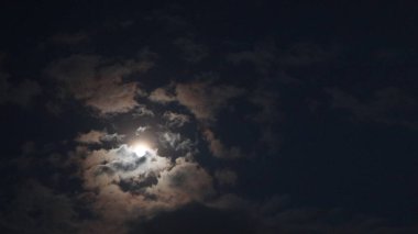 Güzel sihirli mavi gece gökyüzü bulutlu ve dolunaylı