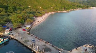 Hafta sonu boyunca Kurnai Sahili 'nin havadan görünüşü