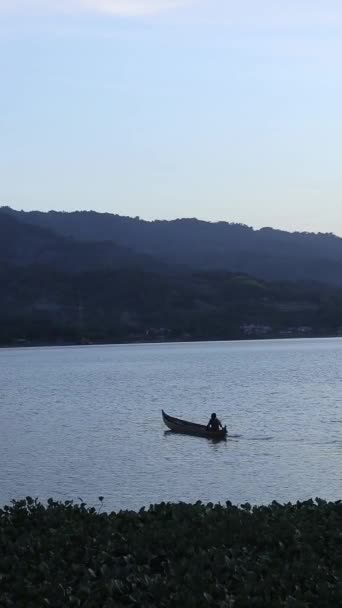 Vertical Video Fisherman Silhouette His Boat — Vídeos de Stock