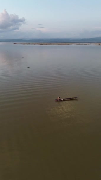 Vertical Drone Footage Fisherman His Boat Lake Vertical Video Fisherman — стоковое видео