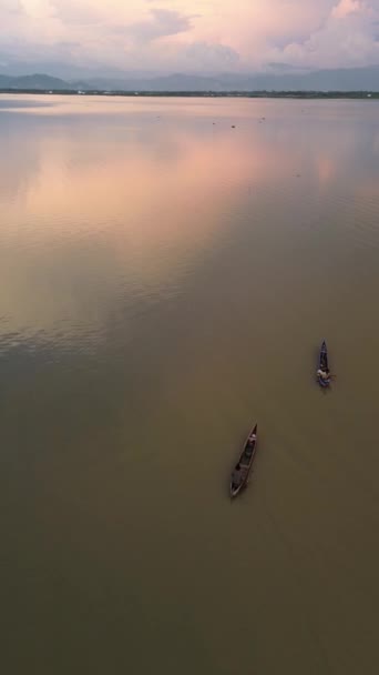Vertical Drone Footage Fisherman His Boat Lake Vertical Video Fisherman — стокове відео