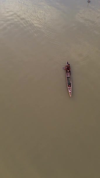 Vertical Drone Footage Fisherman His Boat Lake Vertical Video Fisherman — Wideo stockowe
