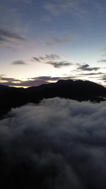 Verticale Luchtbeelden Van Een Prachtige Zonsopgang Verlichtende Groene Bergtoppen Valleien — Stockvideo