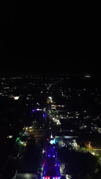 林波托皇家塔或帕卡亚塔夜间垂直无人机画面 雄伟的林波托塔常被称为与埃菲尔铁塔相似 — 图库视频影像