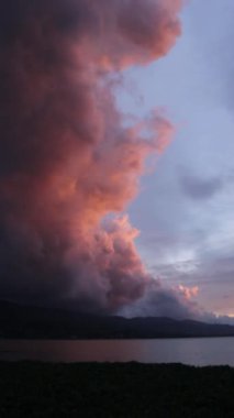 Göldeki Güzel Altın Gün Batımının Dikey Görüntüsü