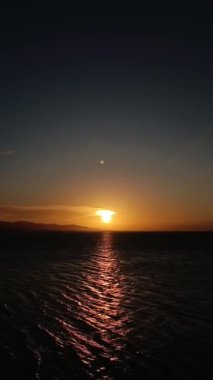 Göldeki Güzel Altın Gün Batımının Dikey Görüntüsü