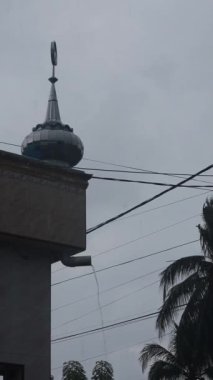 Cami Kulesi 'nin Yağmur Suyu Tarafından Vurulan Dikey Görüntüsü. Akşam vakti Cami Kulesi 'ne sağanak yağış