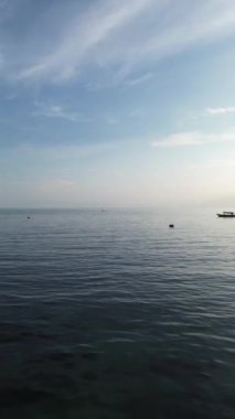 Günbatımında denizi geçen balıkçı teknelerinin dikey hava görüntüleri. Sakin Denizde Yelkencilik 'in havadan görünüşü. Altın Gün Batımına Karşı Bir Adamla Tekne Yolculuğu