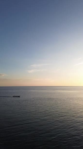 Günbatımında Denizi Geçen Balıkçı Teknelerinin Dikey Hava Görüntüleri Sakin Denizde — Stok video