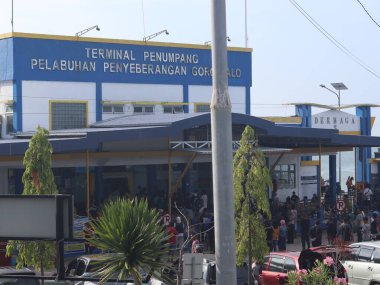 Gorontalo, Endonezya - 5 Ocak 2024: Gorontalo Limanı, Gorontalo Şehri, Endonezya. Feribot yolcuları az önce bir yolculuktan geldiler.